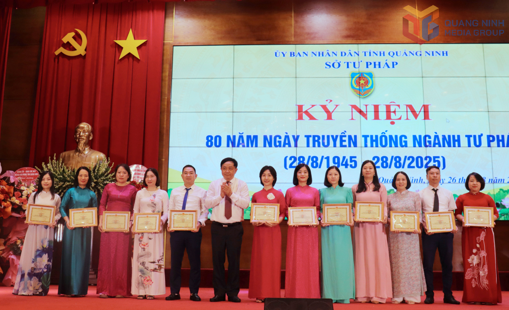 Lãnh đạo Sở Tư pháp tặng giấy khen cho các tập thể có thành tích xuất sắc.