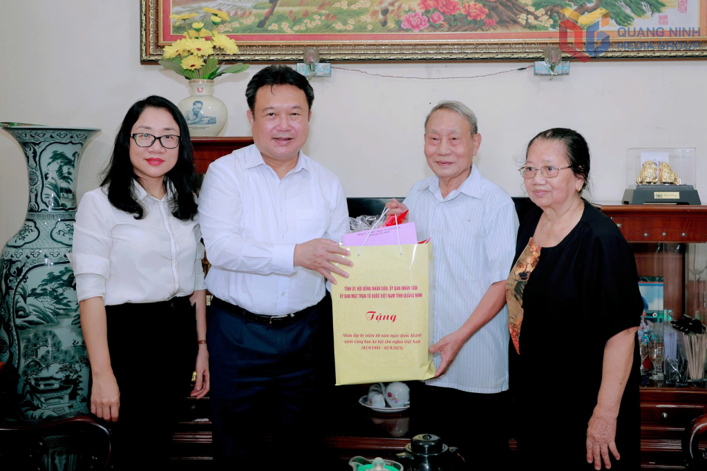 Chủ nhiệm Uỷ ban Kiểm tra Tỉnh uỷ Nguyễn Đức Thành tặng quà Anh hùng Lao động phường Mạo Khê-Nguyễn Văn Tía.