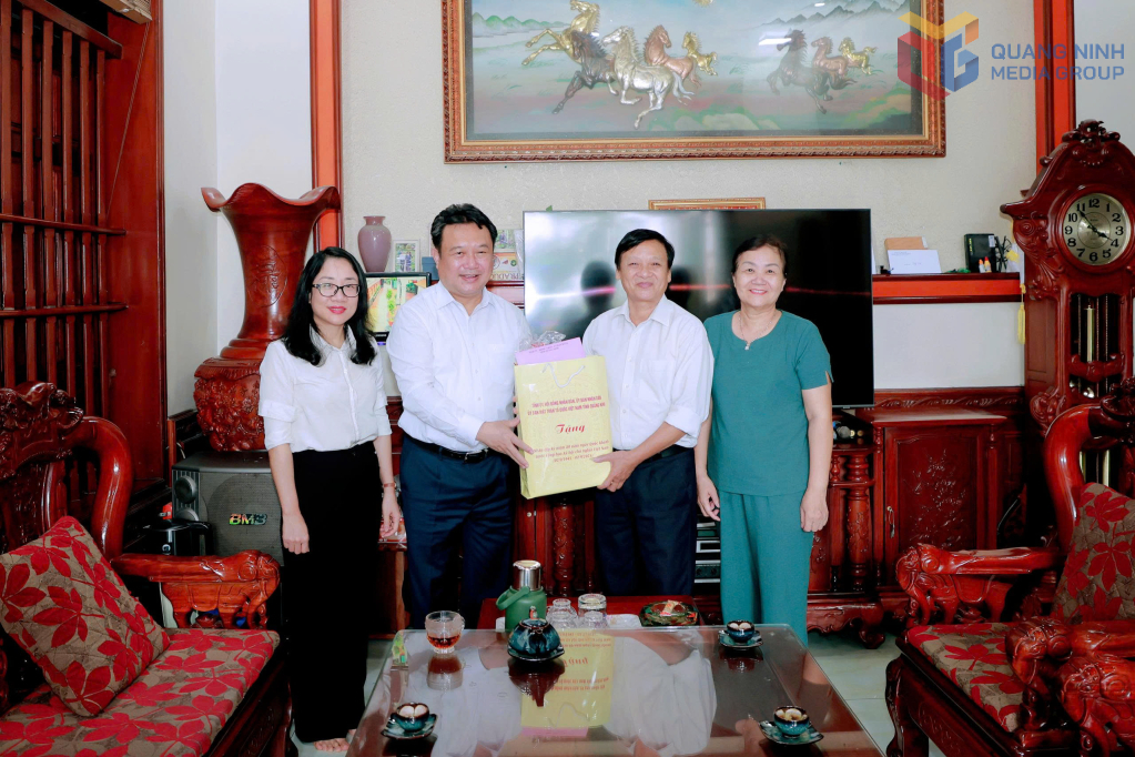 Đồng chí Nguyễn Đức Thành, Chủ nhiệm Uỷ ban Kiểm tra Tỉnh uỷ tặng quà Nhà giáo Nhân dân Lưu Xuân Giới.