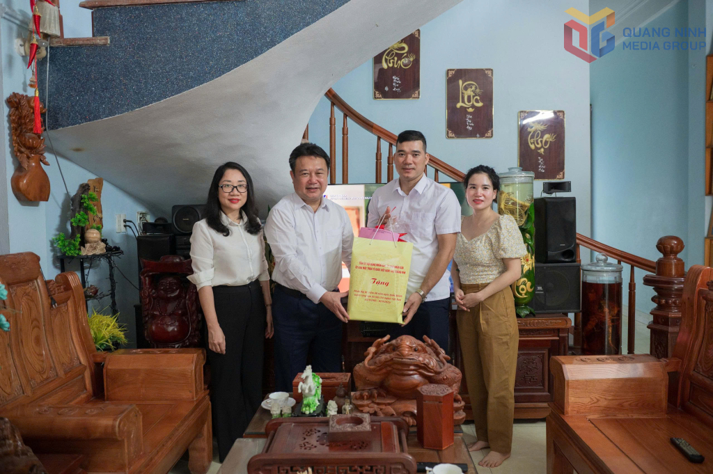 Đồng chí Nguyễn Đức Thành, Chủ nhiệm Uỷ ban Kiểm tra Tỉnh uỷ thăm, tặng quà Anh hùng Lao động Phạm Đình Duẩn.