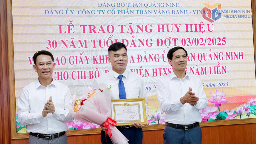 Chi bộ 4 tốt K1 được nhận giấy khen của Đảng uỷ Than Quảng Ninh.