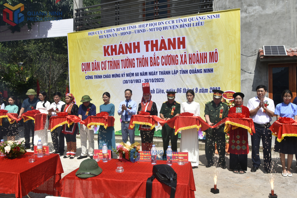Lãnh đạo tỉnh và Hội CCB tỉnh cùng chính quyền địa phương khánh thành Khu dân cư Trình Tường, thôn Bắc Cương (xã Hoành Mô) tháng 9/2023. Ảnh Hoàng Giang
