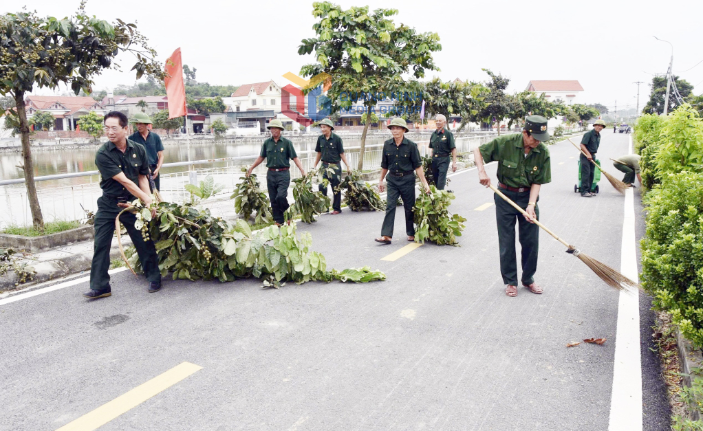 Chi hội CCB Khu dân cư Bình Lục Hạ, phường Đông Triều tham gia dọn vệ sinh môi trường tại tuyến đường trung tâm của khu.