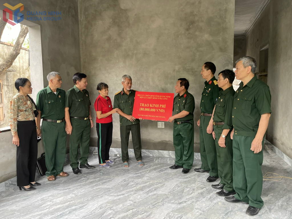 Hội CCB TP Hạ Long trao hỗ trợ kinh phí xây dựng nhà cho CCB Mai Tiến Dũng, Khu 4A, phường Hà Phong, tháng 4-2025..