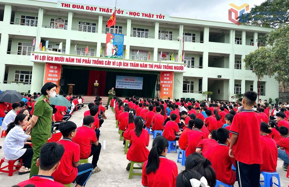 Cán bộ phòng Cảnh sát hình sự (Công an tỉnh Quảng Ninh) tuyên truyền về phòng, chống TNXH tại trường THCS Hà Trung (phường Hà Lầm). Ảnh: Ngọc Trâm