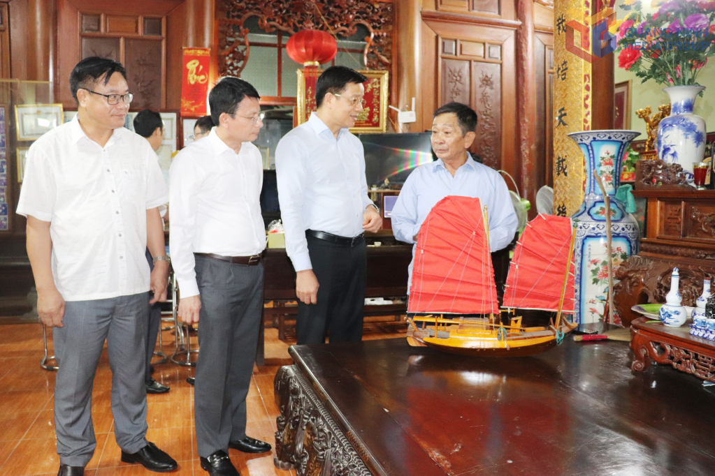 Nghệ nhân Nhân dân Lê Đức Chắn giới thiệu mô hình con thuyền ba vách gia truyền.