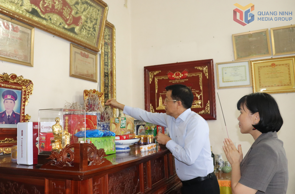 thắp hương tưởng nhớ 2 liệt sĩ là con của Mẹ VNAH Phạm Thị Chuyên.