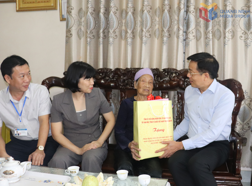 Đồng chí Nguyễn Văn Hồi, Ủy viên Ban Thường vụ Tỉnh ủy, Chủ tịch Ủy ban MTTQ tỉnh thắp hương tưởng nhớ 2 liệt sĩ là con của Mẹ Việt Nam Anh hùng Phạm Thị Chuyên.