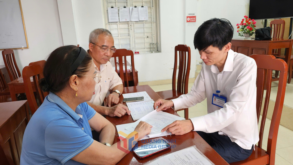 Cán bộ phường Cẩm Phả nắm tình hình hoạt động của tổ hòa giải khu Diêm Thủy.