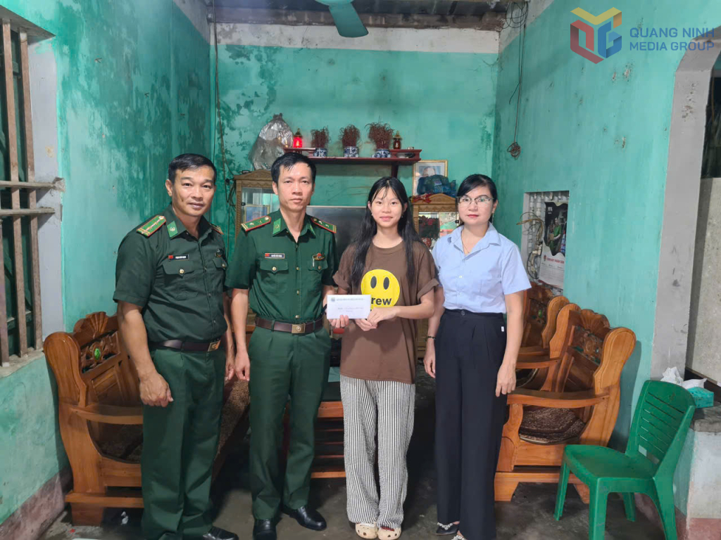 Đồn BP Cửa khẩu Cảng Vạn Gia trao kinh phí hỗ trợ cho các học sinh có hoàn cảnh khó khăn thuộc chương trình