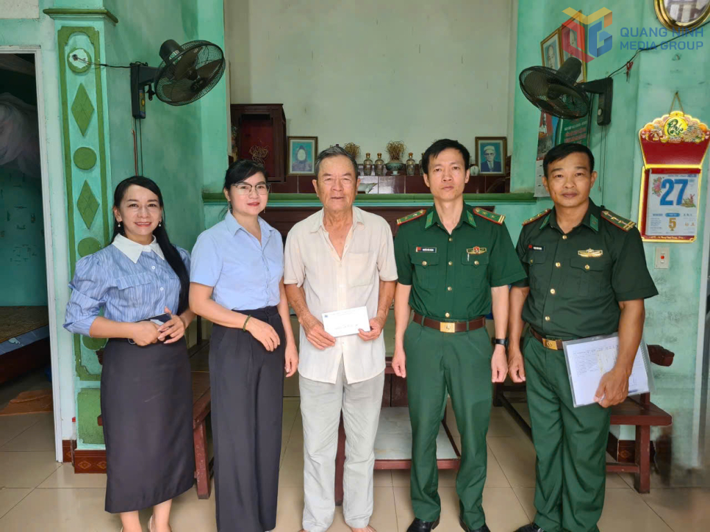 Đồn BP Cửa khẩu Cảng Vạn Gia trao quà cho thương binh trên địa bàn xã