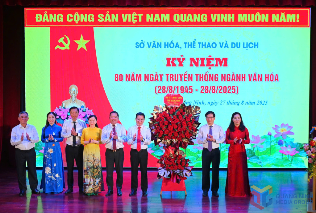 Lãnh đạo tỉnh tặng hoa chúc mừng 80 năm Ngày truyền thống ngành văn hóa.