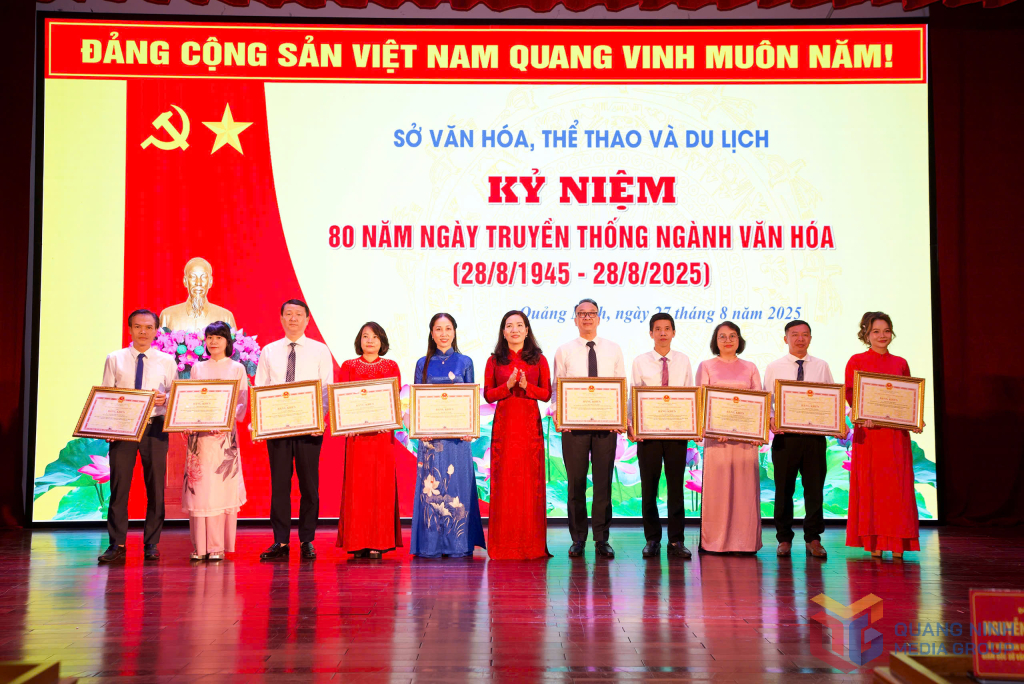 UBND tỉnh cũng tặng bằng khen cho 5 tập thể, 10 cá nhân.