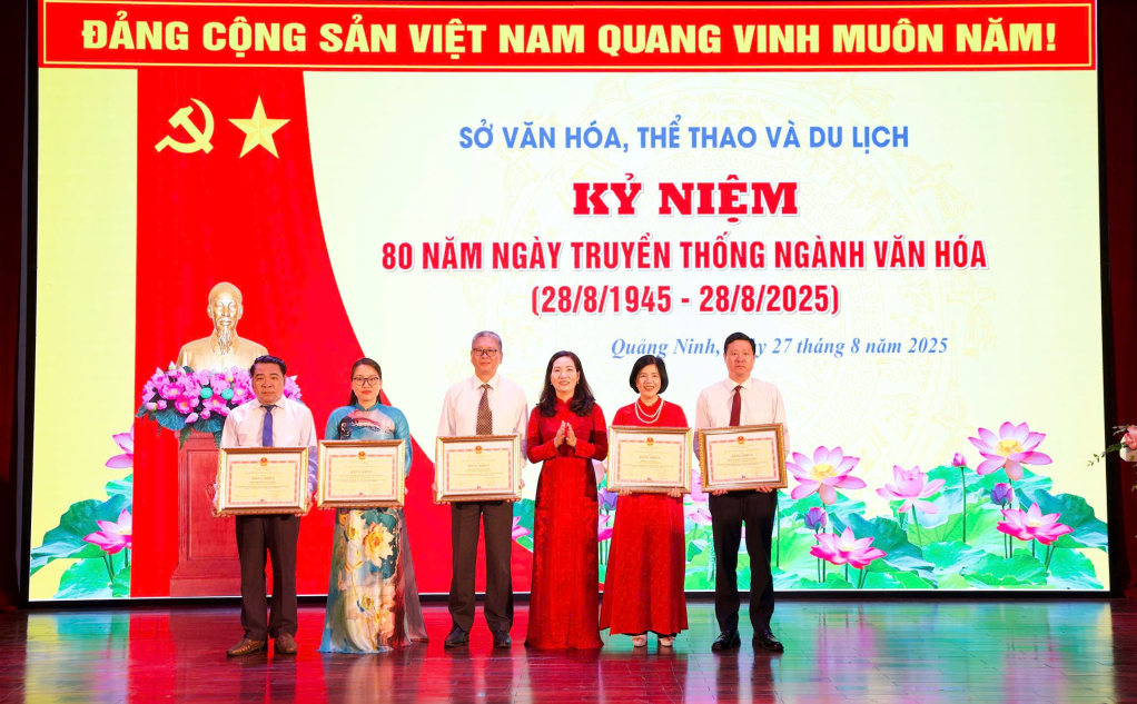 UBND tỉnh cũng tặng bằng khen cho 5 tập thể đã có nhiều đóng góp tiêu biểu, nổi bật trong sự nghiệp phát triển văn hoá, thể thao, du lịch của tỉnh.