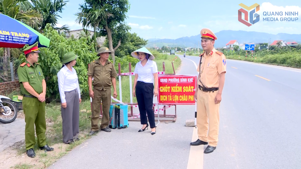 Đồng chí Chi cục trưởng Chi cục Chăn nuôi & Thú y tỉnh Quảng Ninh kiểm tra tại phường Bình Khê.