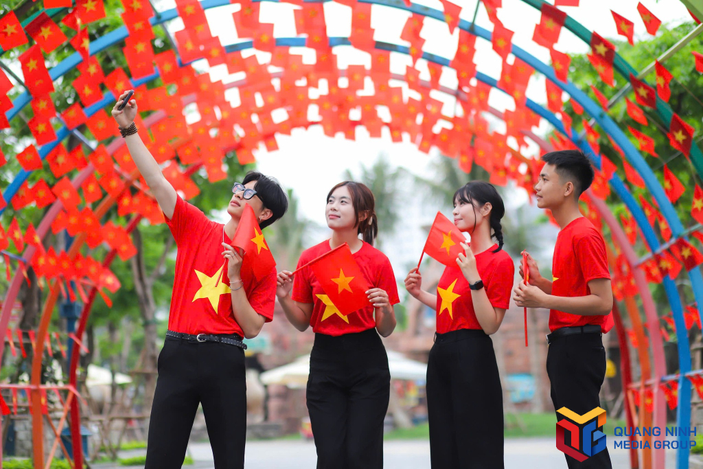Du khách chụp ảnh check-in không gian rực rỡ cò đỏ tại Sun world Hạ Long.