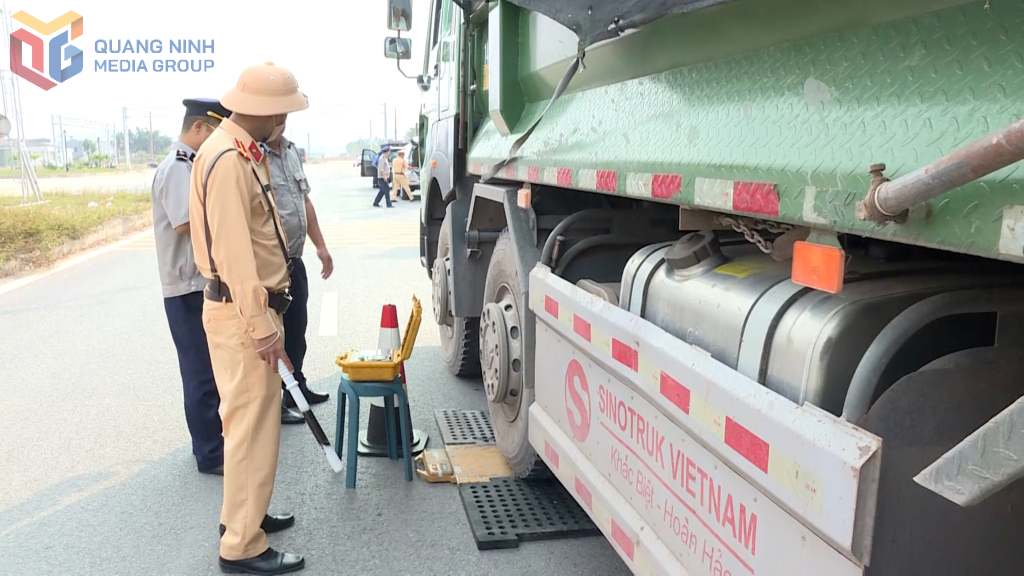 Đội CSGT Đường bộ số 1, Phòng CSGT (Công an tỉnh) phối hợp Trạm Kiểm tra tải trọng xe Quảng Ninh (Sở Xây dựng) kiểm tra, xử lý phương tiện vận chuyển vật liệu vi phạm tải trọng tại 1 tuyến đường thuộc địa bàn phường Mạo Khê.