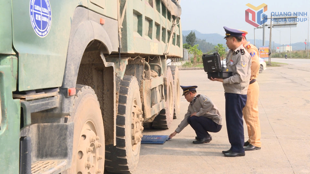 Từ đầu năm đến nay, Phòng CSGT (Công an tỉnh) đã phối hợp với Trạm Kiểm tra tải trọng xe Quảng Ninh (Sở Xây dựng) xử lý hàng trăm phương tiện vận chuyển vật liệu vi phạm TTATGT.