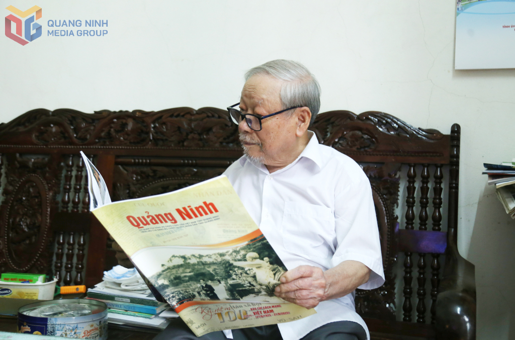 Đảng viên Lê Văn Khoái với 88 tuổi đời, 58 tuổi Đảng theo dõi tin tức về tỉnh Quảng Ninh.