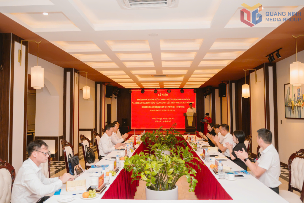 Quang cảnh buổi làm việc