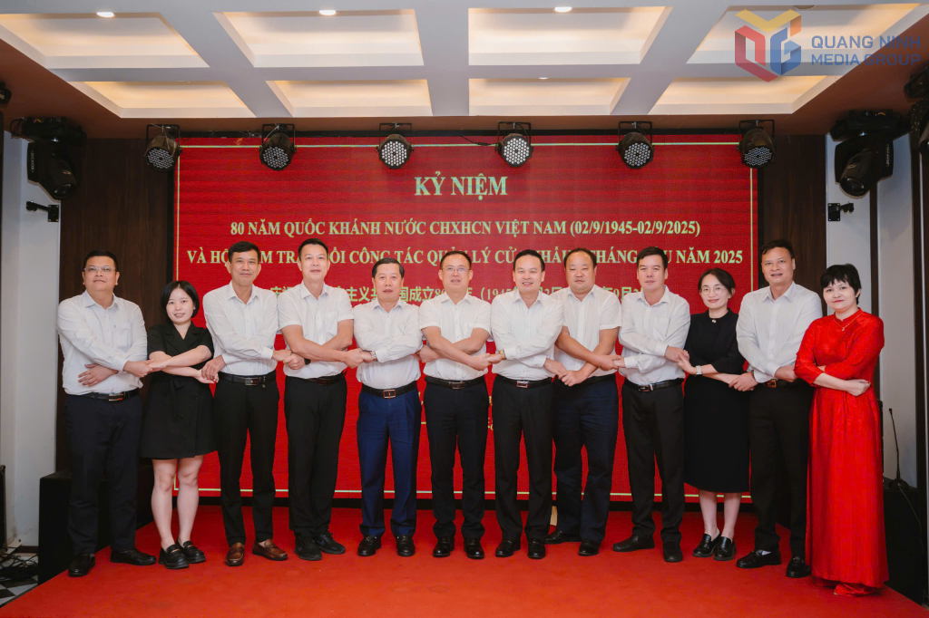 Hai bên chụp ảnh lưu niệm