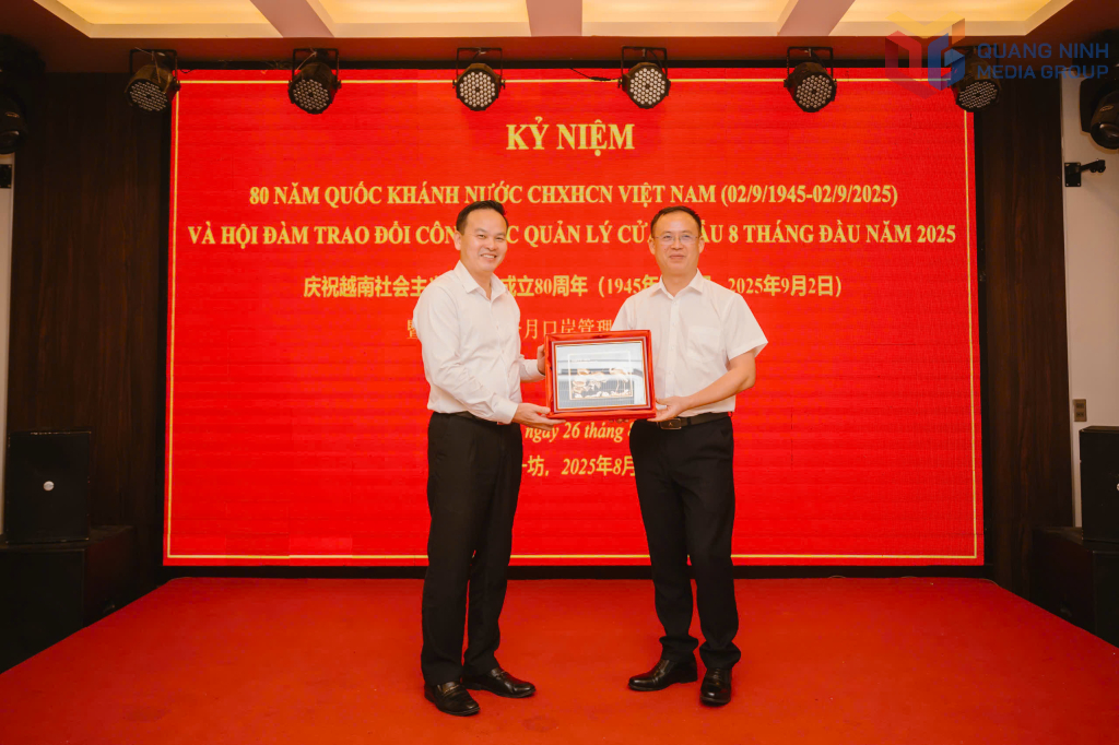 Lãnh đạo Cục Thương mại Thành phố Phòng Thành Cảng (Trung Quốc) trao tặng quà tới Ban quản lý cửa khẩu tỉnh Quảng Ninh nhân dịp kỷ niệm 80 năm Quốc khánh Nước Cộng hoà XHCN Việt Nam 2/9 (1945-2025)