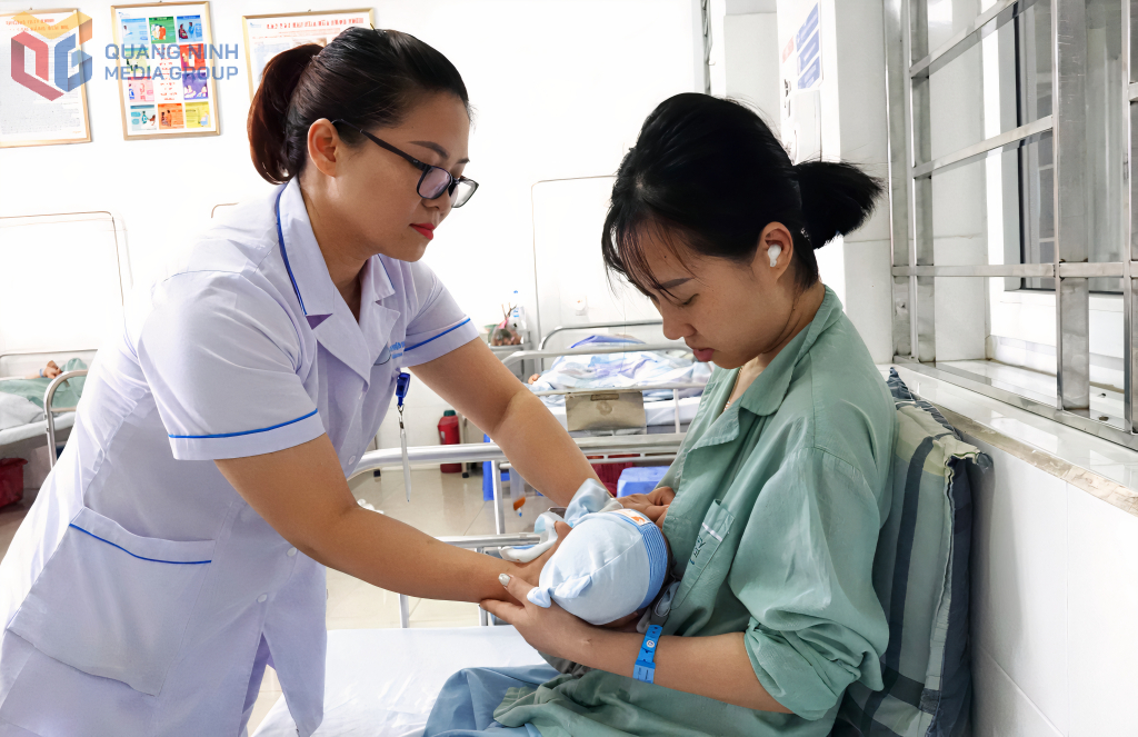 Bác sĩ Bệnh viện Bãi Cháy hướng dẫn sản phụ cho con bú đúng cách.