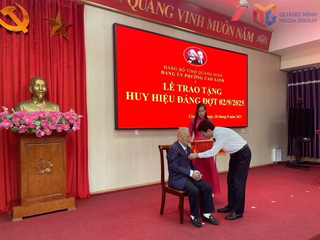 Đồng chí Nguyễn Mạnh Tuấn - Phó Trưởng Ban Tổ chức Tỉnh ủy trao Huy hiệu 70 năm tuổi Đảng cho đồng chí Nguyễn Quang Quảng, đảng viên Đảng bộ phường Cao Xanh.