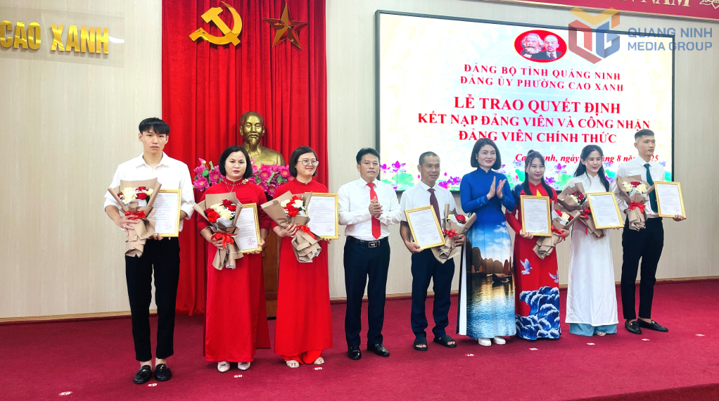 Lãnh đạo Đảng ủy phường Cao Xanh trao quyết định kết nạp Đảng viên cho 7 quẩn chúng ưu tú.