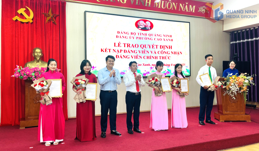 Lãnh đạo Đảng ủy phường Cao Xanh trao quyết định công nhận đảng viên chính thức cho 5 đồng chí.