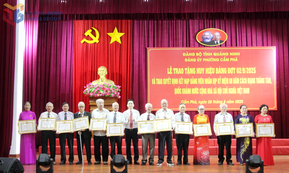 Đồng chí Phạm Lê Hưng, Bí thư Đảng ủy phường Cẩm Phả, trao Huy hiệu Đảng cho các đồng chí có tuổi Đảng từ 50 đến 65.
