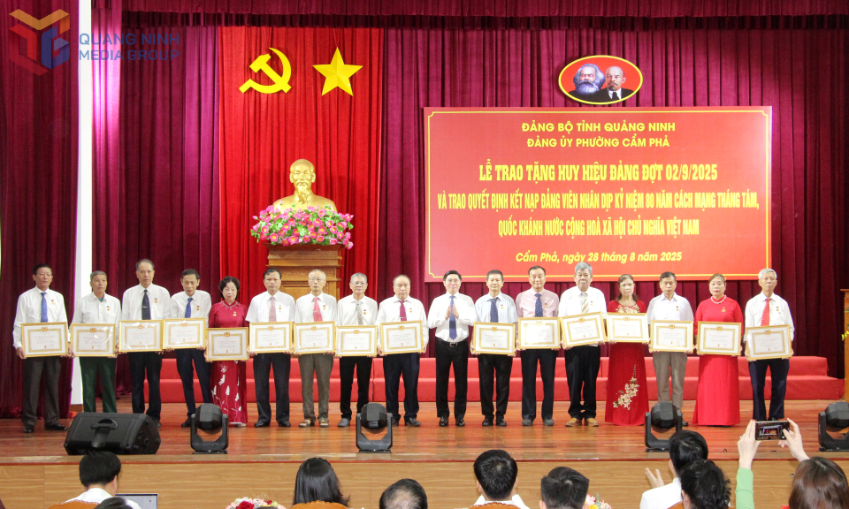 Đồng chí Vũ Hồng Chương, Phó Bí thư Thường trực Đảng ủy, Chủ tịch HĐND phường Cẩm Phả, trao Huy hiệu Đảng cho các đồng chí 40 năm tuổi đảng.