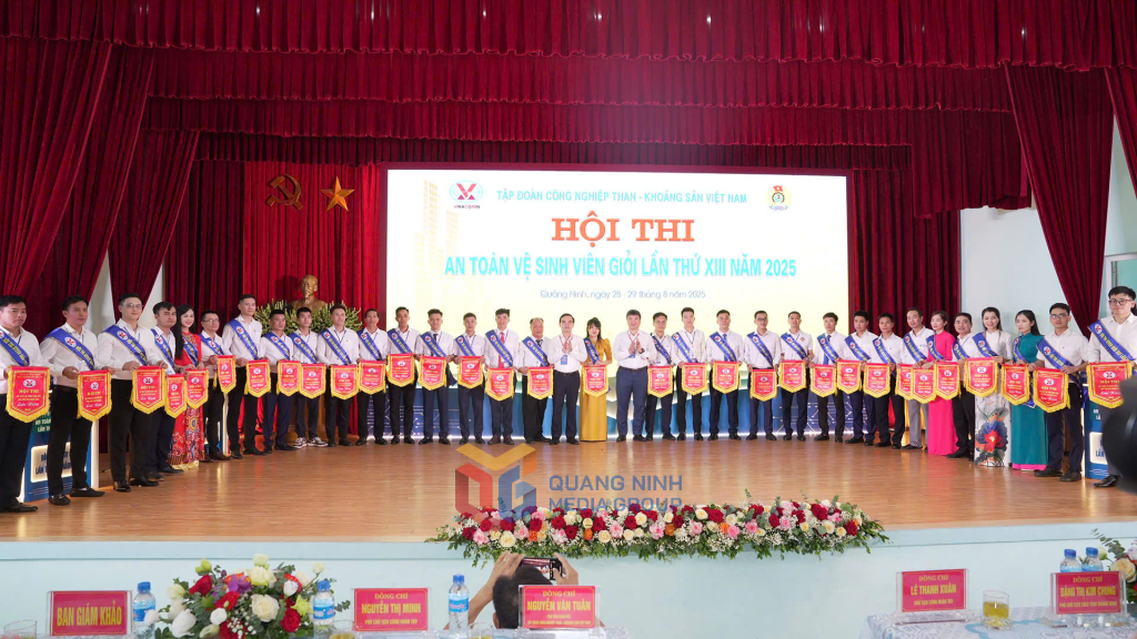 Lãnh đạo Tập đoàn và Công đoàn Than-Khoáng sản Việt Nam trao cờ chúc mừng các đơn vị tham gia hội thi.