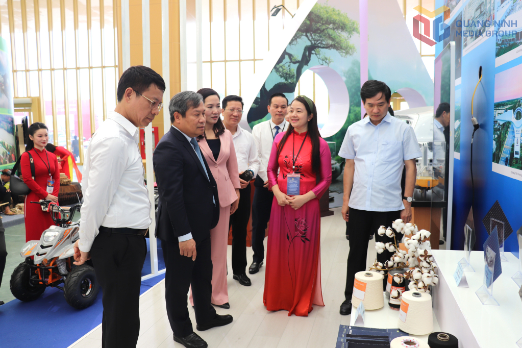 Đồng chí Vũ Đại Thắng, Ủy viên Trung ương Đảng, Bí thư tỉnh ủy, Trưởng Đoàn Đại biểu Quốc hội tỉnh và các lãnh đạo tỉnh tham quan gian hàng.