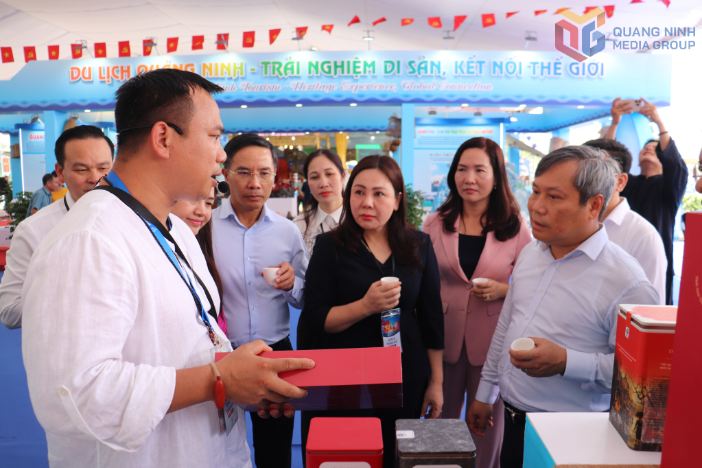 Các lãnh đạo tỉnh tham quan gian hàng OCOP Quảng Ninh.
