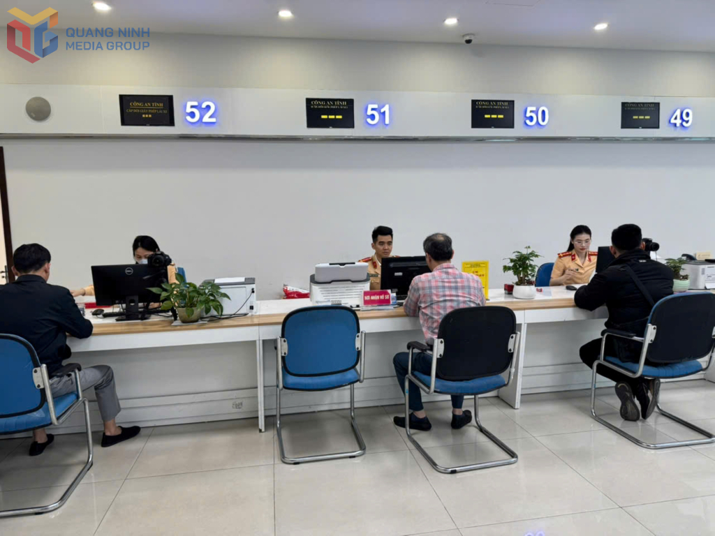 Từ ngày 5/9, Phòng CSGT (Công an tỉnh), Công an các xã, phường, đặc khu tiếp nhận giải quyết 100% hồ sơ cấp, đổi GPLX cho công dân trên môi trường trực tuyến.