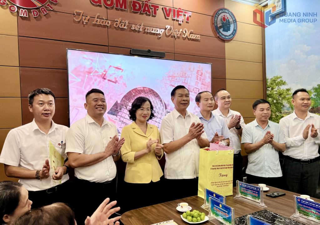 Đồng chí Trưởng Ban Tổ chức Tỉnh ủy tặng quà Anh hùng lao động Nguyễn Quang Mâu.