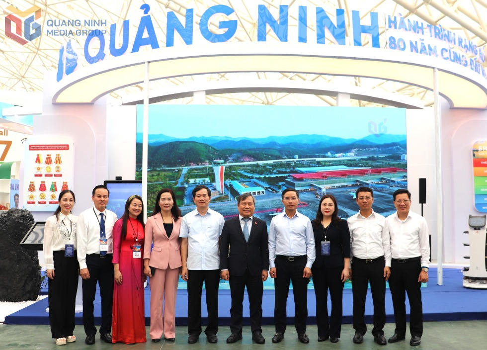 Các lãnh đạo tỉnh chụp hình lưu niệm tại không gian trưng bày của tỉnh Quảng Ninh.