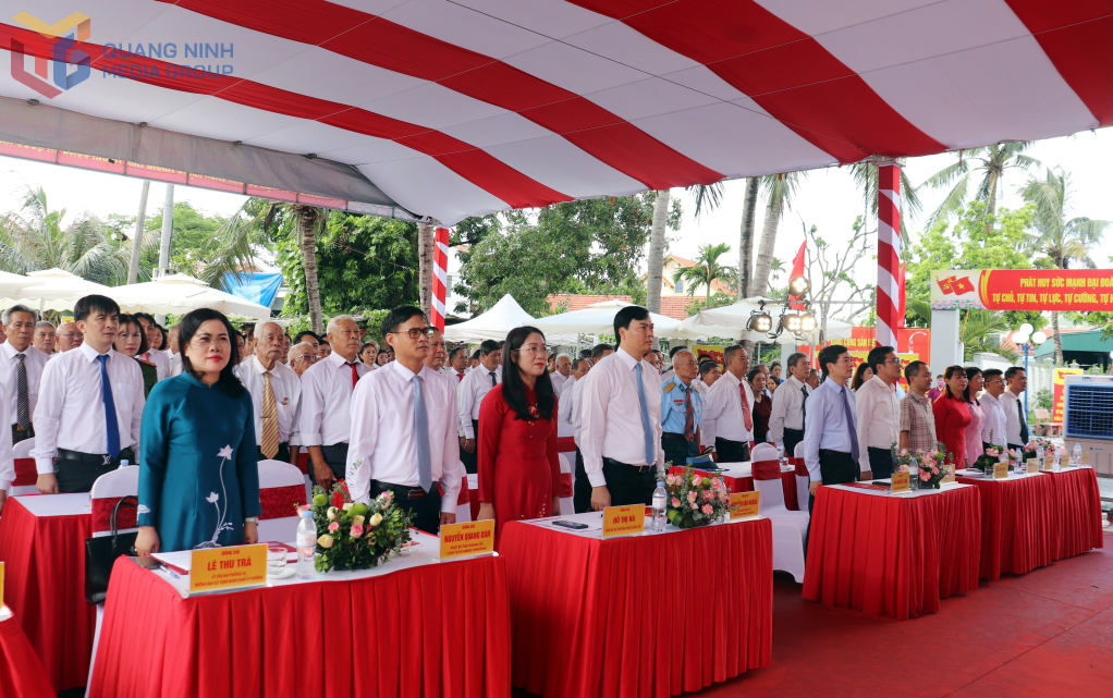 Các đại biểu thực hiện nghi thức chào cờ.