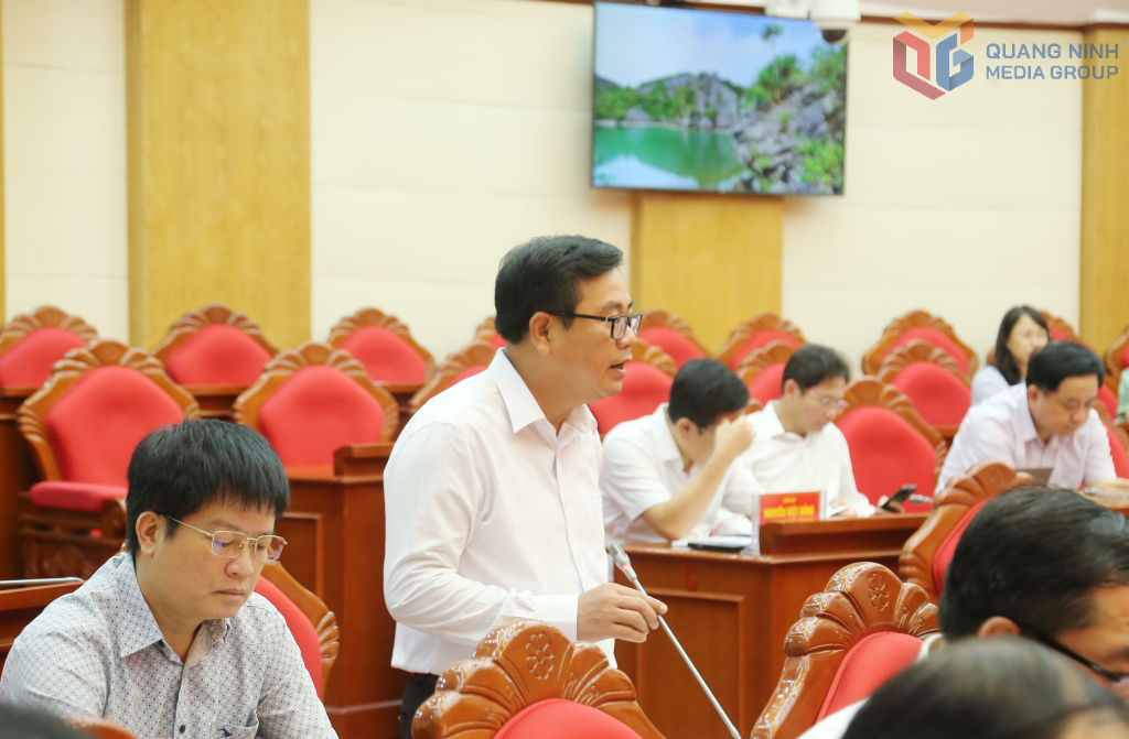 Đồng chí Hoàng Bá Nam, Bí thư Đảng ủy phường Hạ Long, phát biểu tại hội nghị.