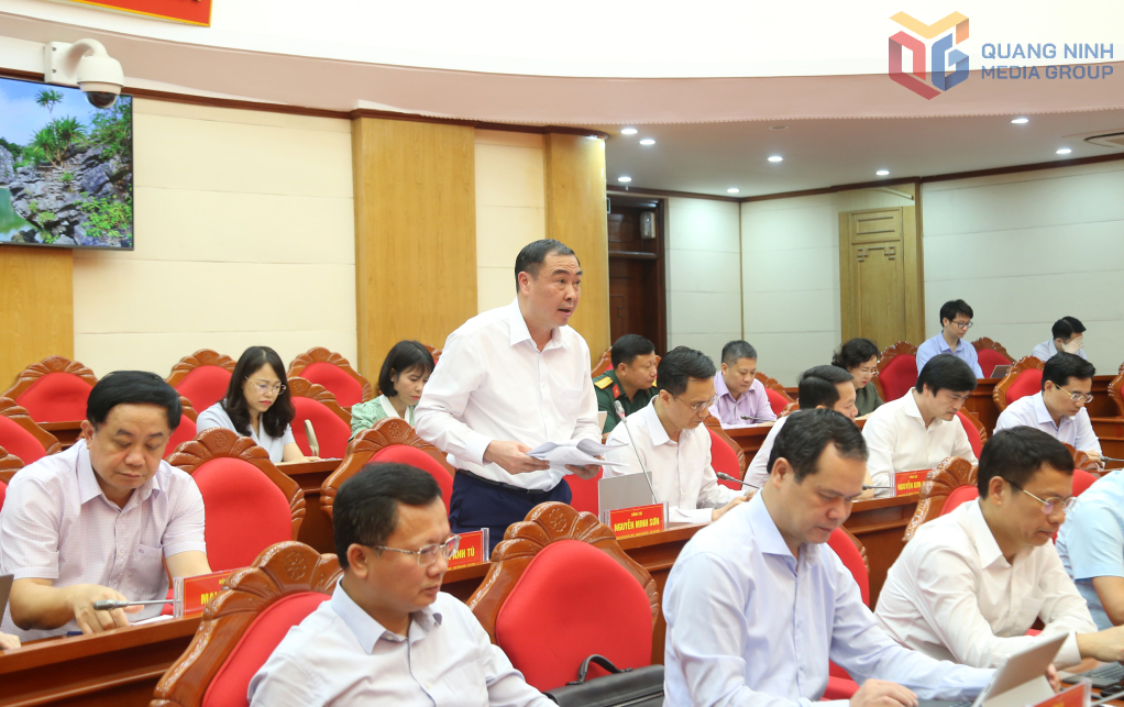 Đồng chĩ Nguyễn Minh Sơn, Giám đốc Sở Nông nghiệp và Môi trường, phát biểu ý kiến tại hội nghị.