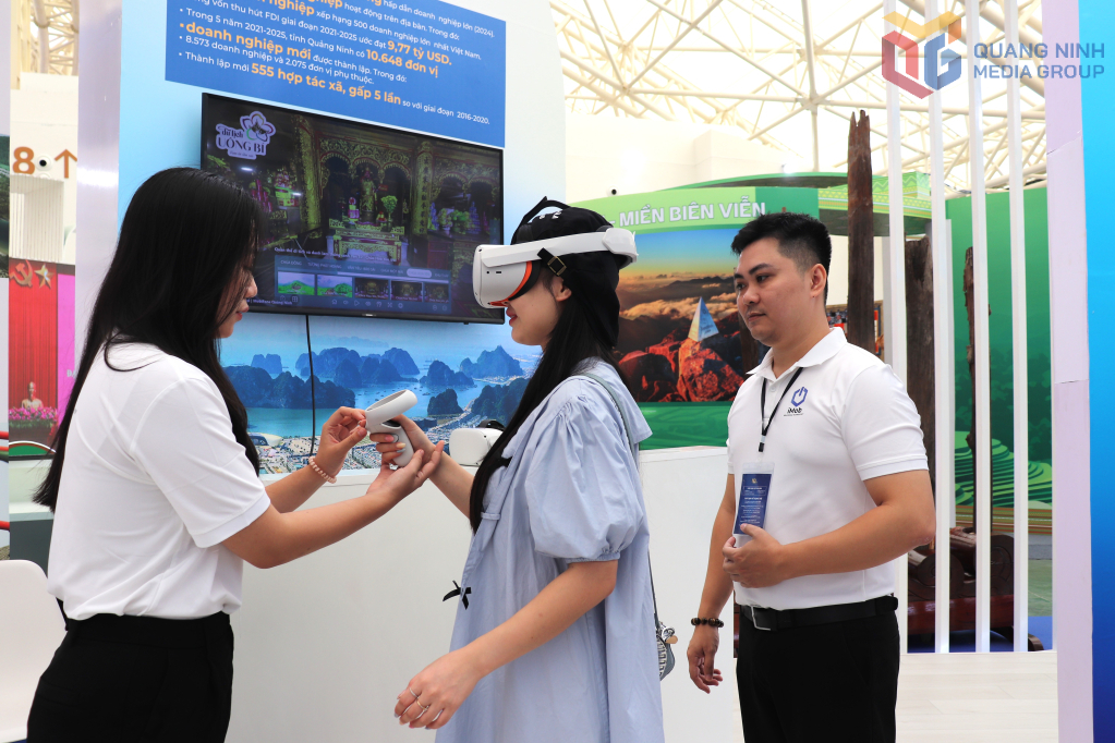 Du khách trải nghiệm kính thực tế ảo VR360.