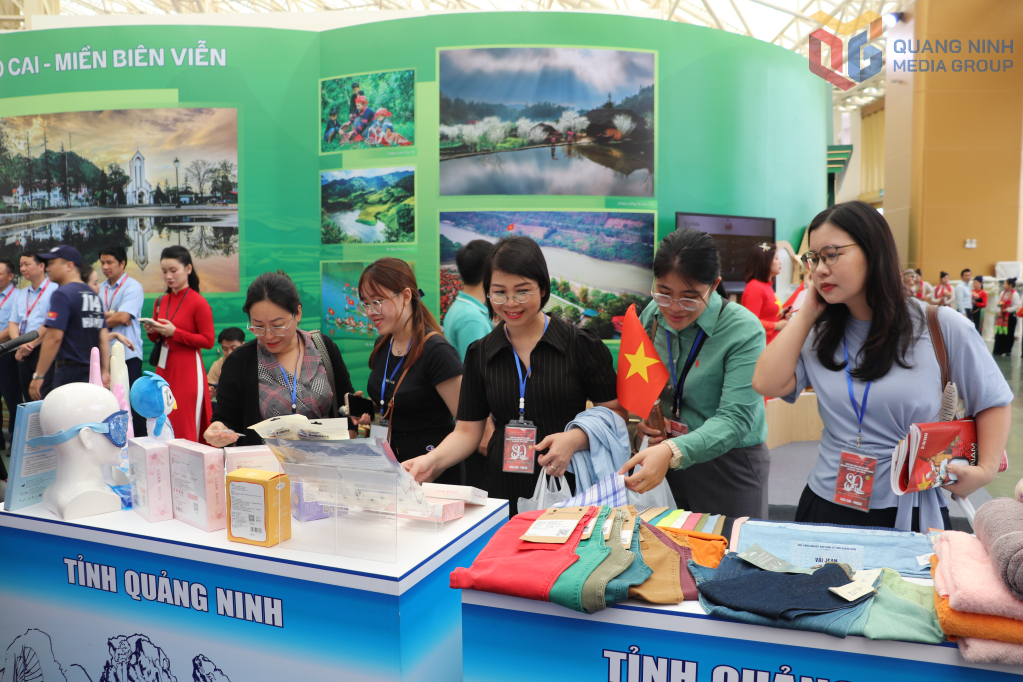 Người dân và du khách tìm hiểu các sản phẩm công nghiệp chế biến chế tạo của Quảng Ninh.