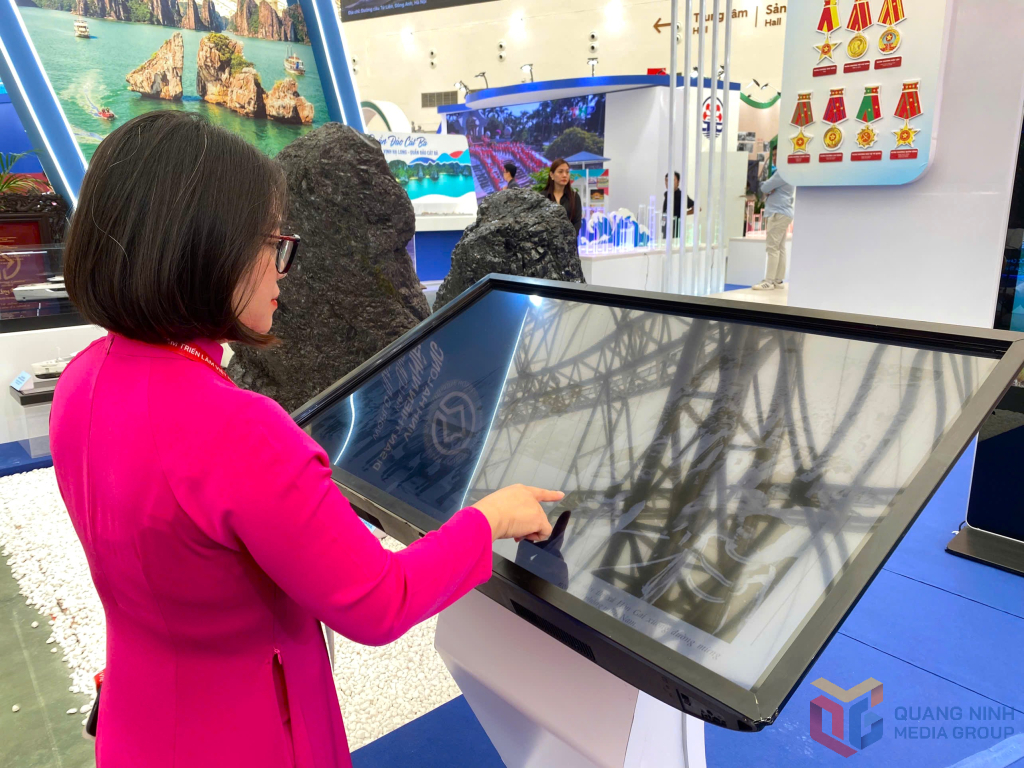 Du khách khám phá thông tin về tỉnh Quảng Ninh qua màn hình tương tác.