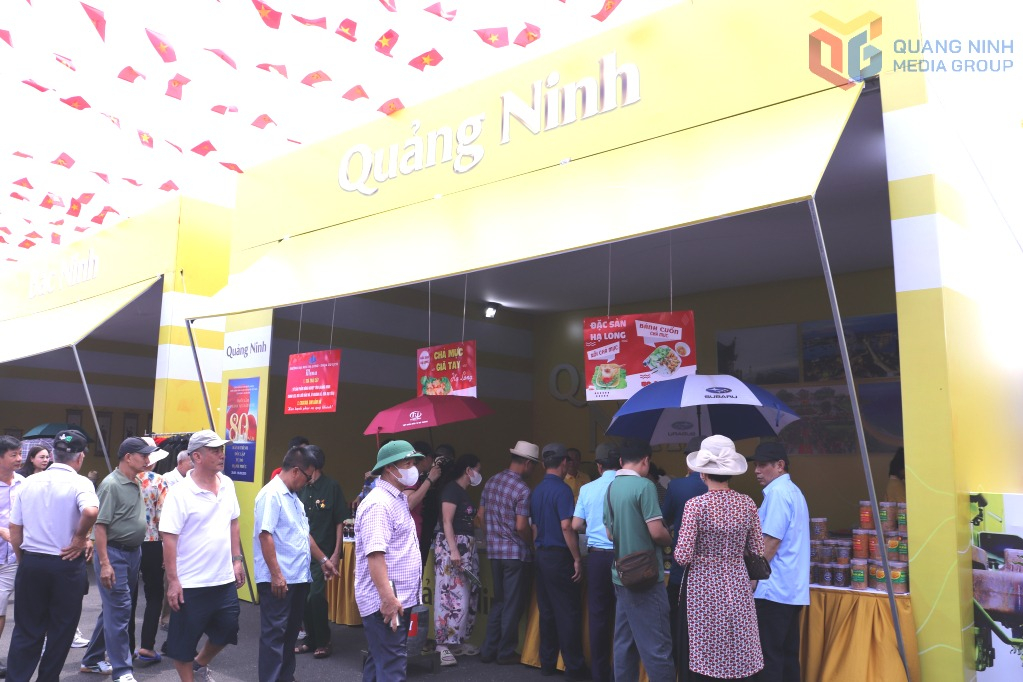 Gian hàng ẩm thực của Quảng Ninh thu hút đông người dân và du khách.