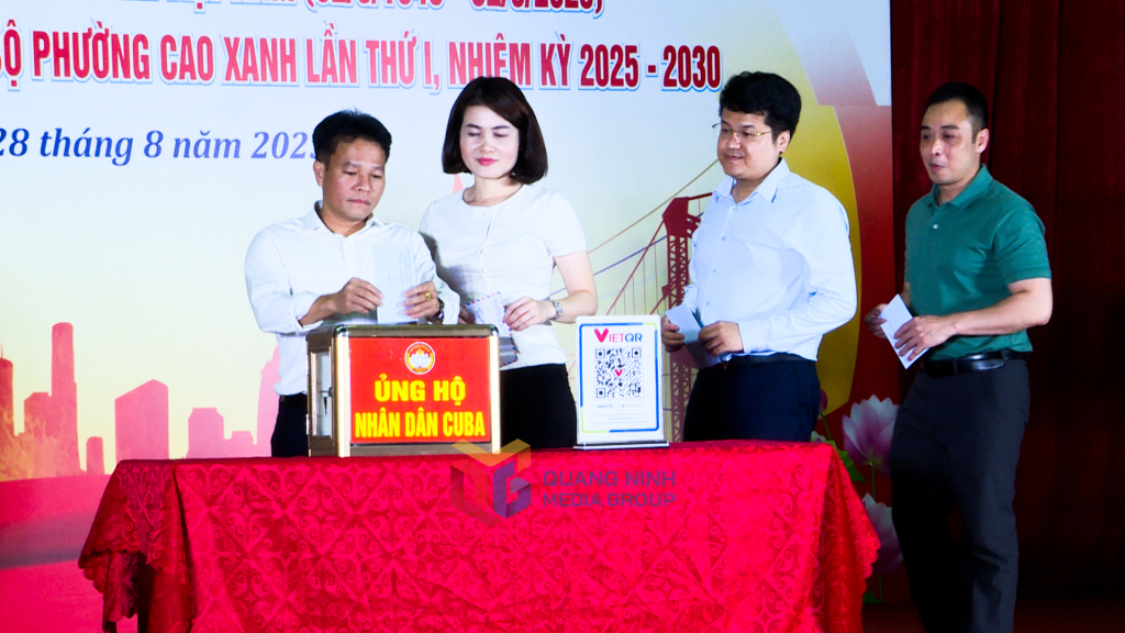 Cán bộ, Đảng viên phường Cao Xanh quyên góp ủng hộ nhân dân Cu Ba.