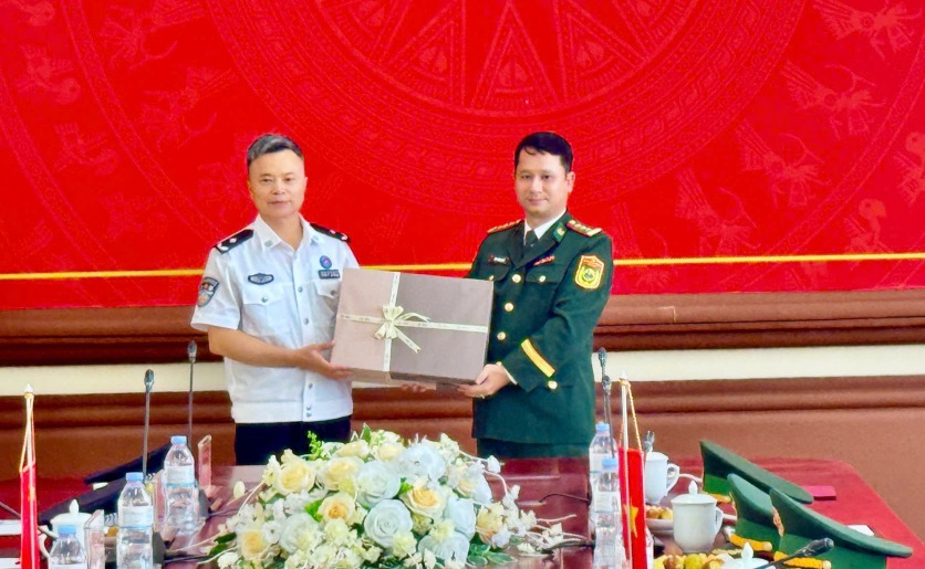 Hai đoàn tặng quà lưu niệm tại buổi hội đàm.