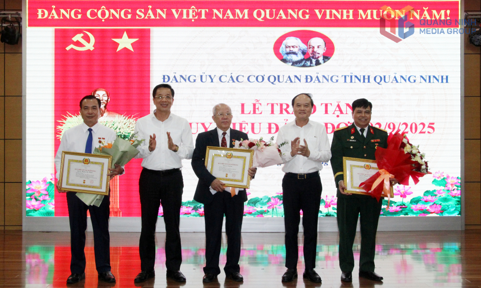 Lãnh đạo Đảng ủy các Cơ quan Đảng tỉnh, trao Huy hiệu Đảng cho đồng chí Hoàng Đức Hạnh và đồng chí Nguyễn Thành Thứ, Đảng bộ MTTQ tỉnh.