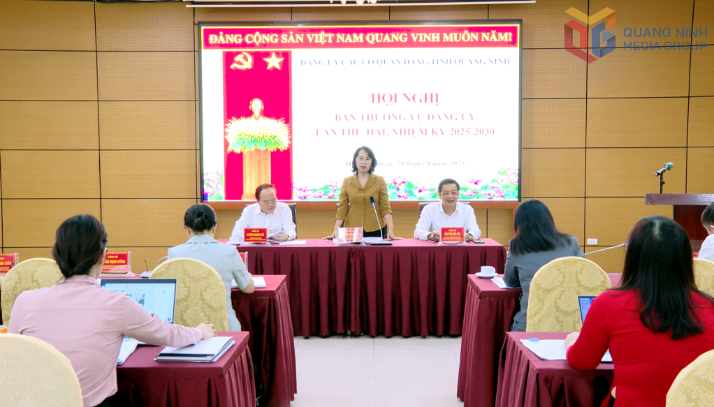 Đồng chí Trịnh Thị Minh Thanh, Phó Bí thư Thường trực Tỉnh ủy, Chủ tịch HĐND tỉnh, Bí thư Đảng ủy các Cơ quan Đảng tỉnh, phát biểu tại hội nghị.