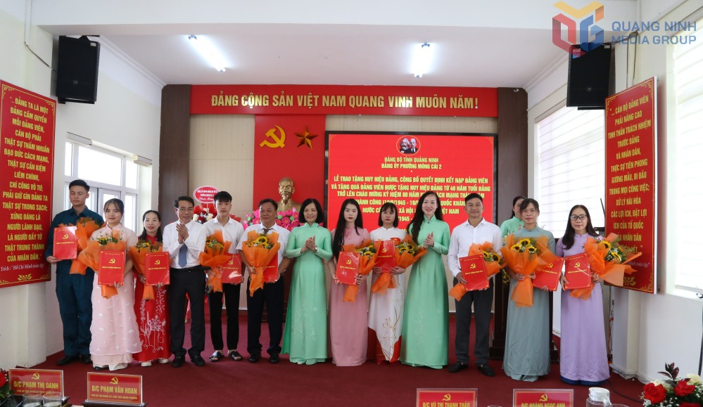 Đảng bộ phường Móng Cái 2 trao quyết định kết nạp 10 Đảng viên mới